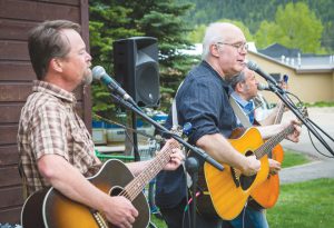 TWILIGHT TUNES: An evening outdoor concert with Marc Berger was held at the Old Rock Library on Thursday, June 9. photo by Lydia Stern